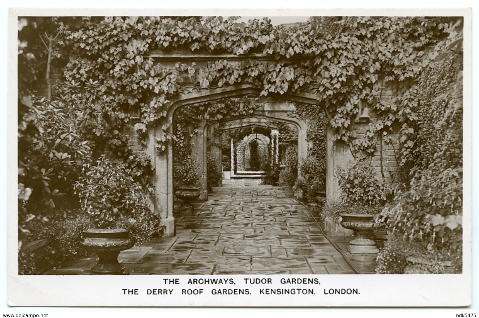 LONDON : THE DERRY ROOF GARDENS, KENSINGTON - THE ARCHWAYS, TUDOR GARDENS - London Suburbs