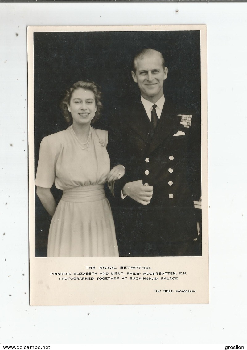 THE ROYAL BETROTHAL  .PRINCESS ELIZABETH AND LIEUT. PHILIPP MOINTBATTEN E N PHOTOGRAPHED TOGETHER AT BUCKINGHAM PALACE - Familles Royales