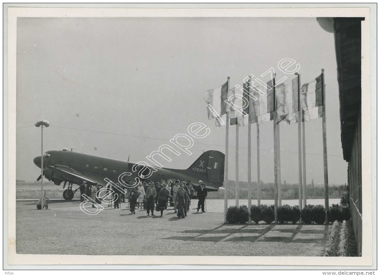 Arrivée De Prisonniers Et Déportés Au Centre D'Accueil Du Bourget . La Descente De L'avion . 14 Août 1945 . - Guerre, Militaire