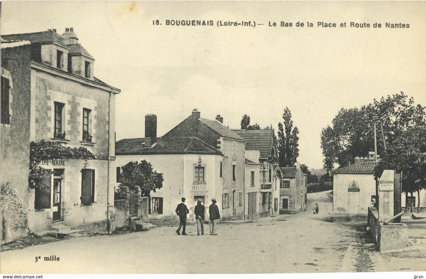 44 - Bouguenais - Le Bas De La Place Et Route De Nantes - Bouguenais