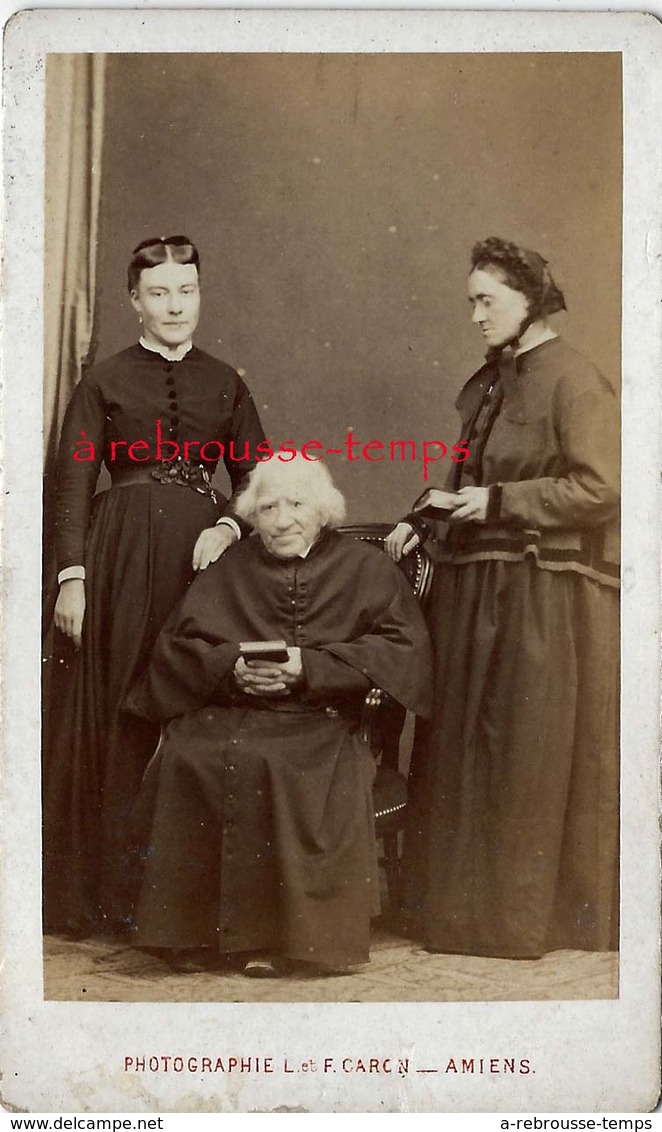 CDV 2 Femmes Et Un Prêtre Très âgé-photo L Et F Caron à AMIENS - Anciennes (Av. 1900)