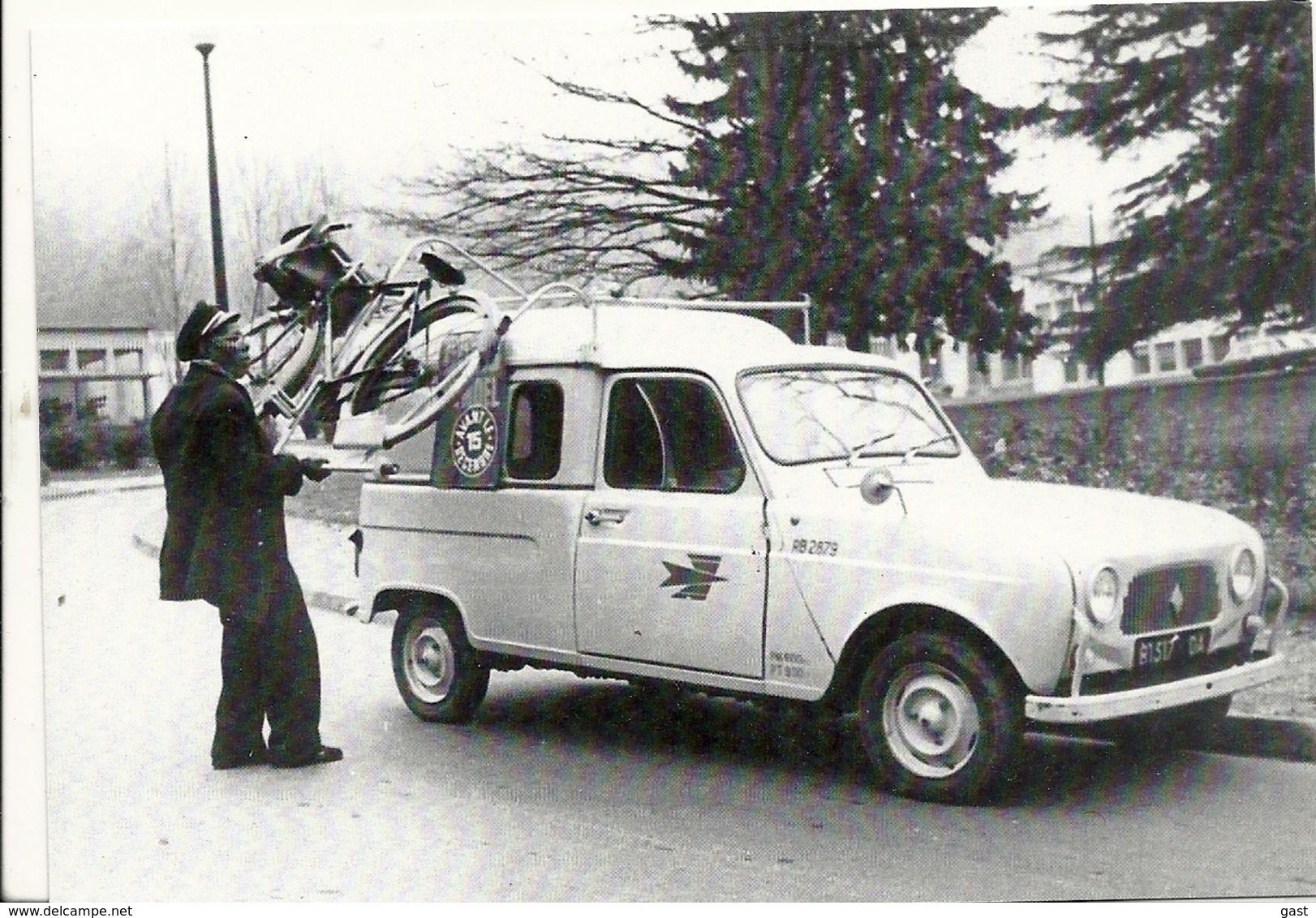 AUTOMOBILE   BICYCLETTE  SUR  UN VEHICULE 4 L DE LA POSTE - PKW