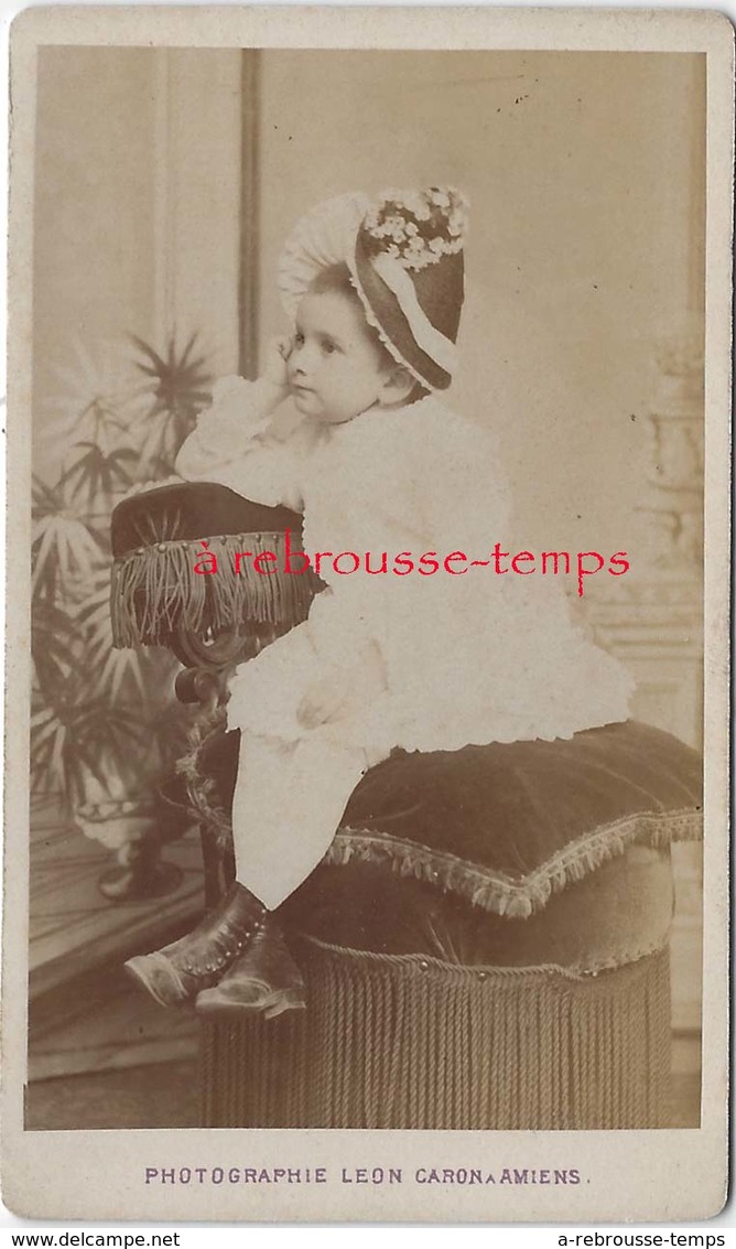 CDV Vers 1870-enfant Avec Un Curieux Chapeau Fleuri-photo Léon Caron à AMIENS - Anciennes (Av. 1900)