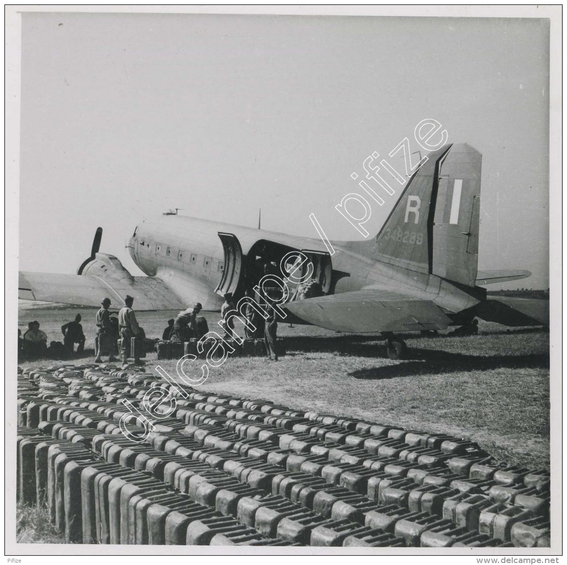 Chargement De Jerricans Dans Un Avion. 1945-50 . - Aviation