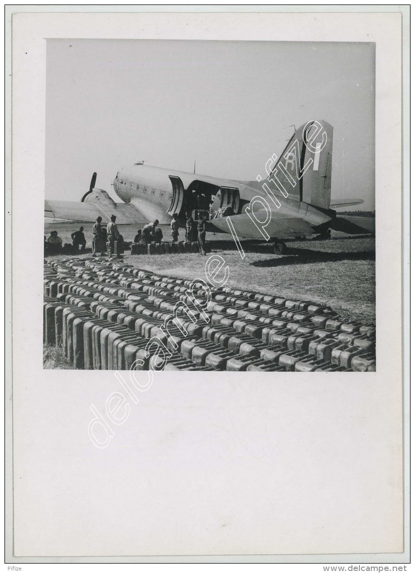 Chargement De Jerricans Dans Un Avion. 1945-50 . - Aviation