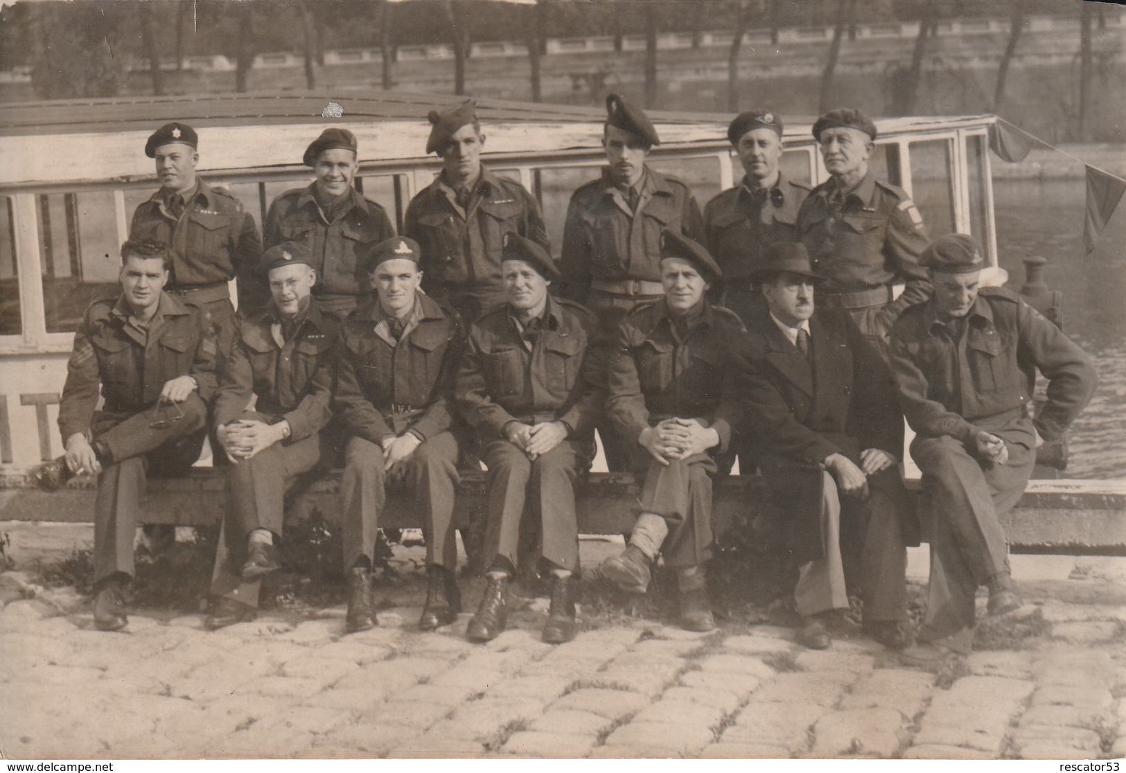 Très Rare Photo Groupe De Militaires Anglais Devant Péniche Paris Quais De Seine 1944-1945 - 1939-45