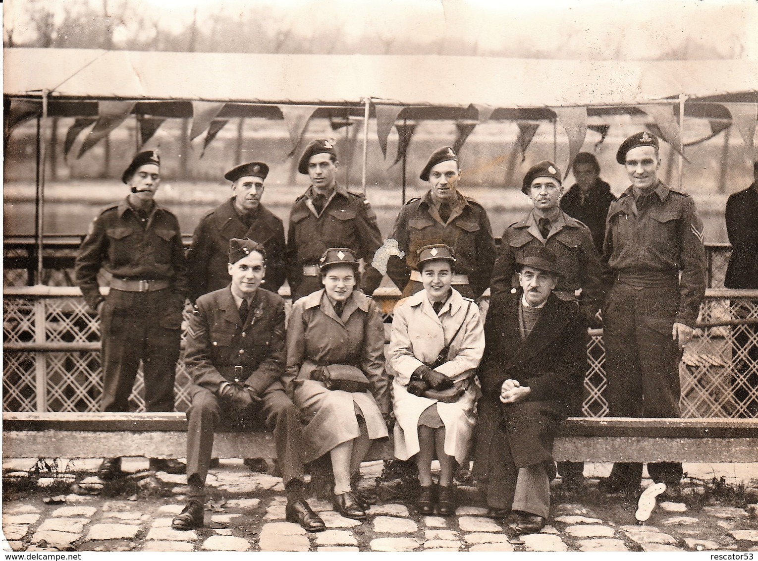 Très Rare Photo Groupe De Militaires Anglais Hommes Et Femmes Devant Péniche Paris Quais De Seine 1944-1945 - 1939-45