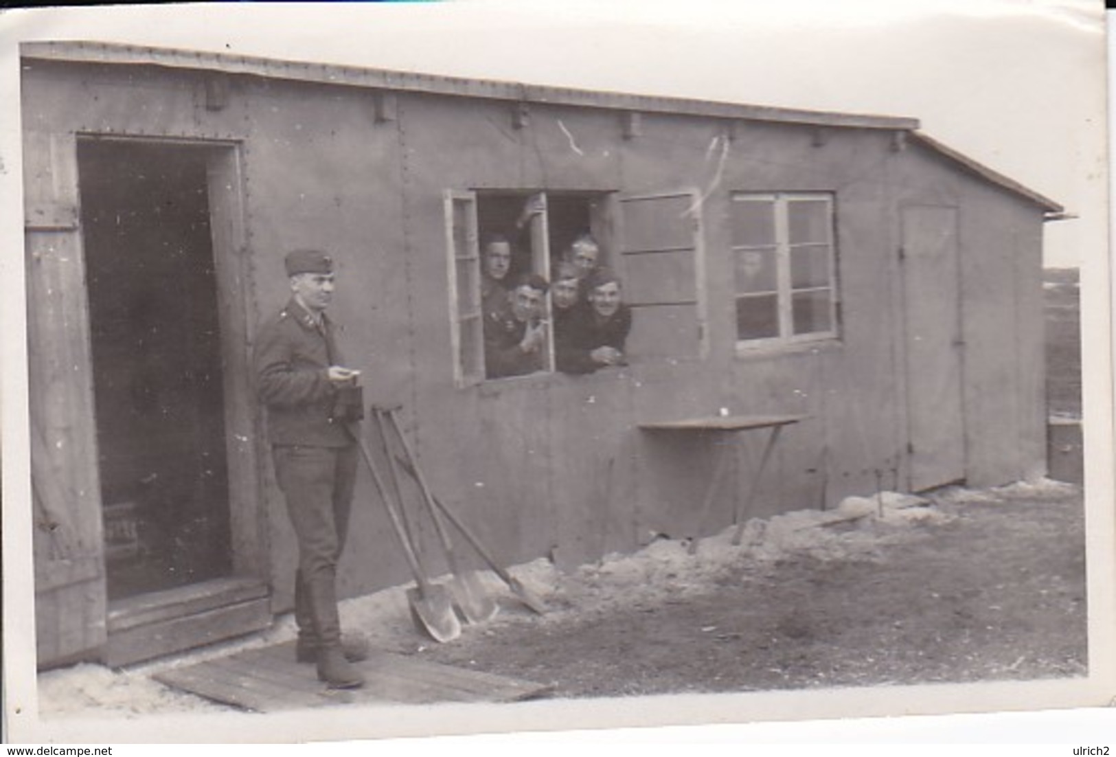 Foto Deutsche Soldaten Vor Und In Baracke - Morsum Sylt - 1940 - 9*6cm (36285) - Krieg, Militär