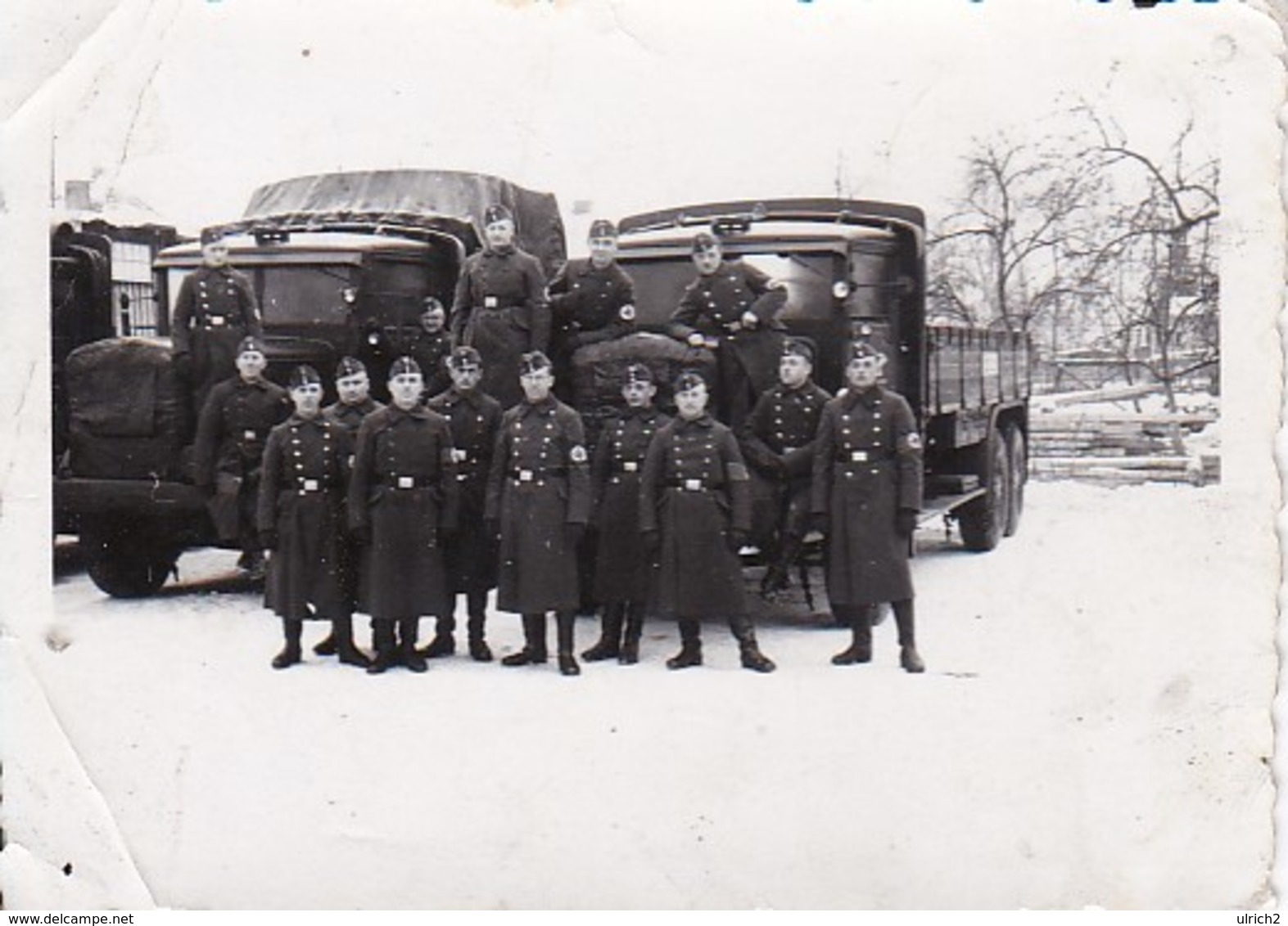 Foto Deutsche Soldaten Mit Lastwagen Im Winter - 2. WK - 8*5,5cm (36293) - Guerre, Militaire
