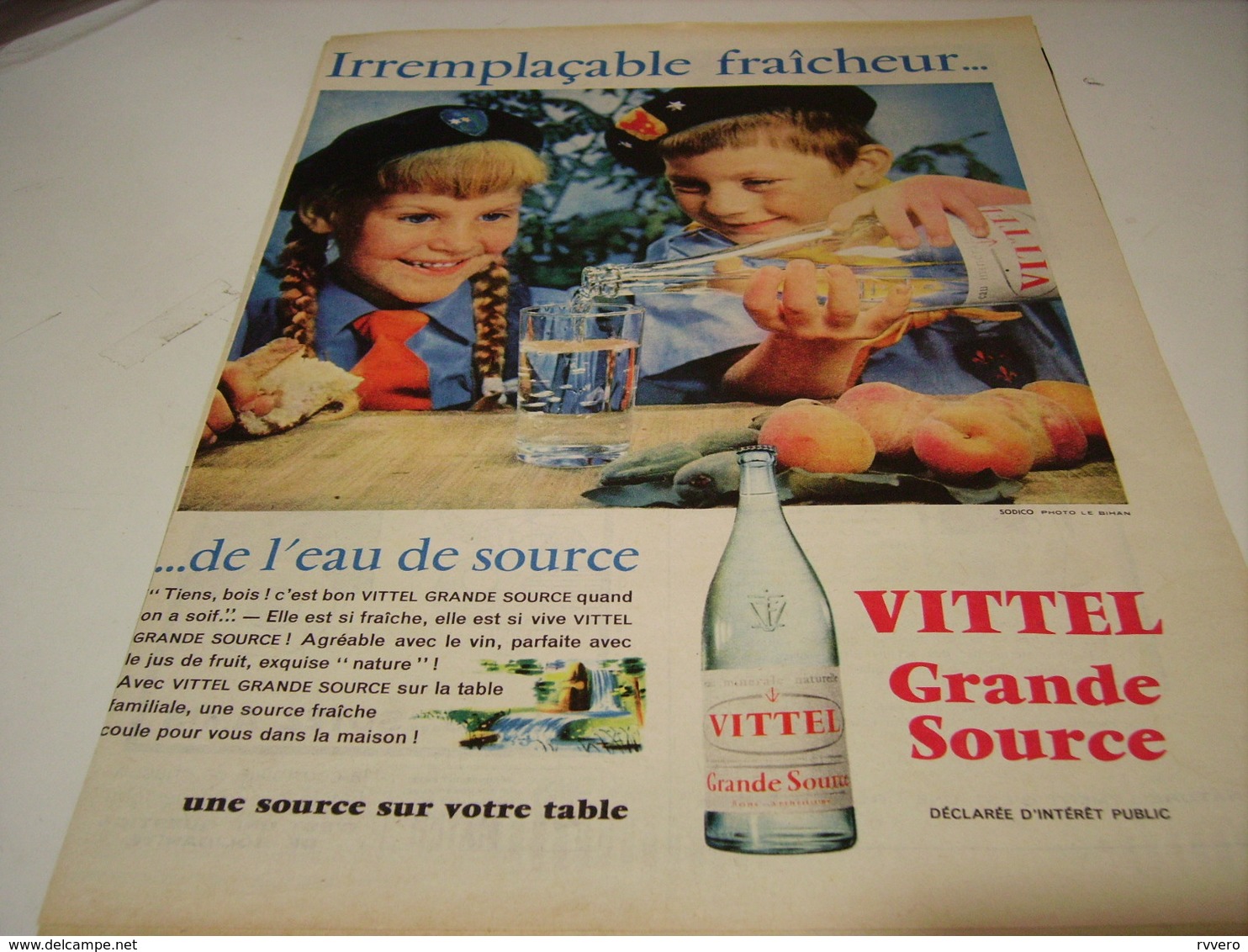 ANCIENNE PUBLICITE IRREMPLACABLE FRAICHEUR EAU VITTEL  1959 - Affiches