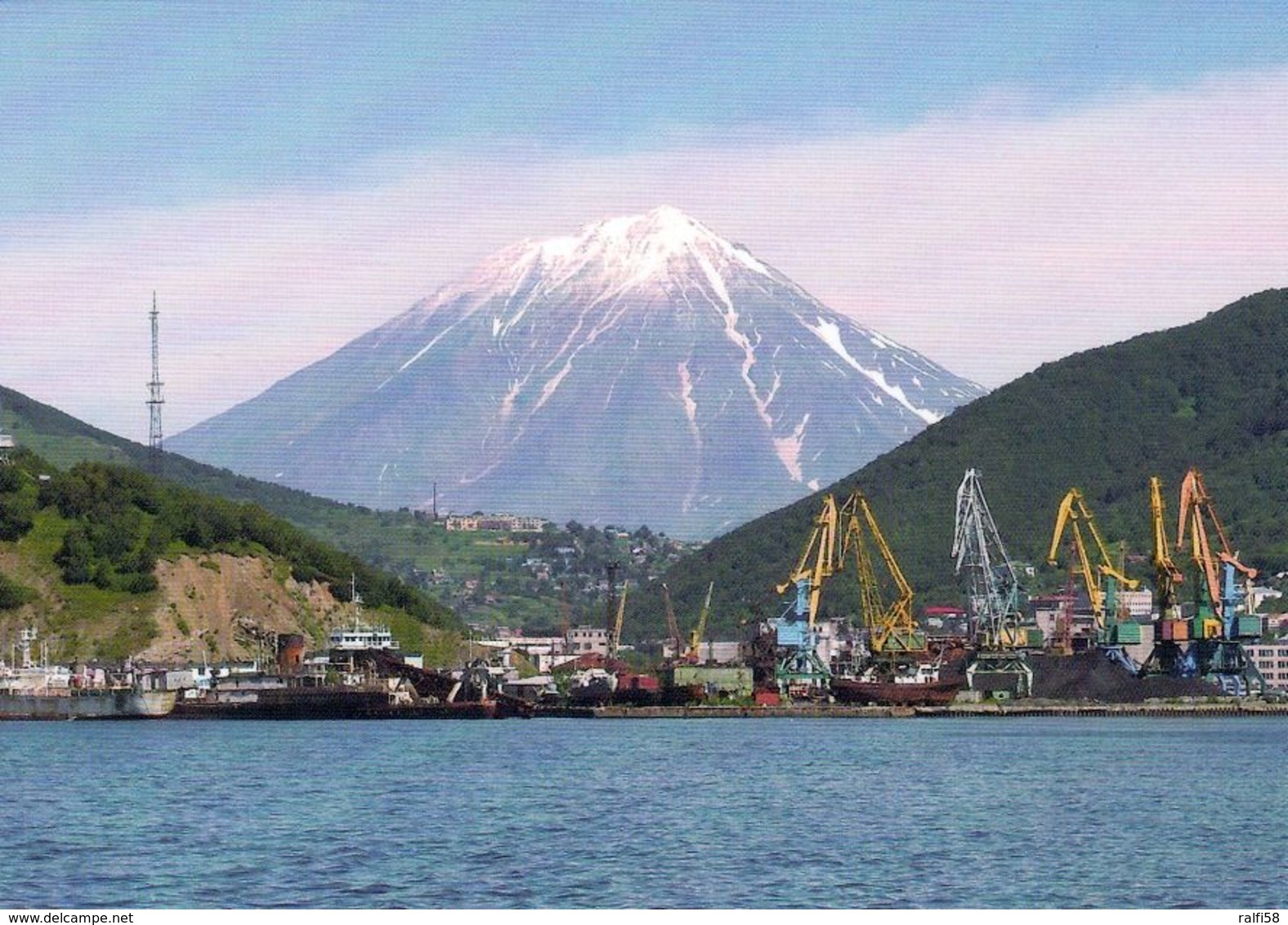 1 AK Russia Vulkanregion Kamtschatka * Vulkan Koryasky Im Vordergrund Die Stadt Petropavlovsk-Kamchatsky * - Russia