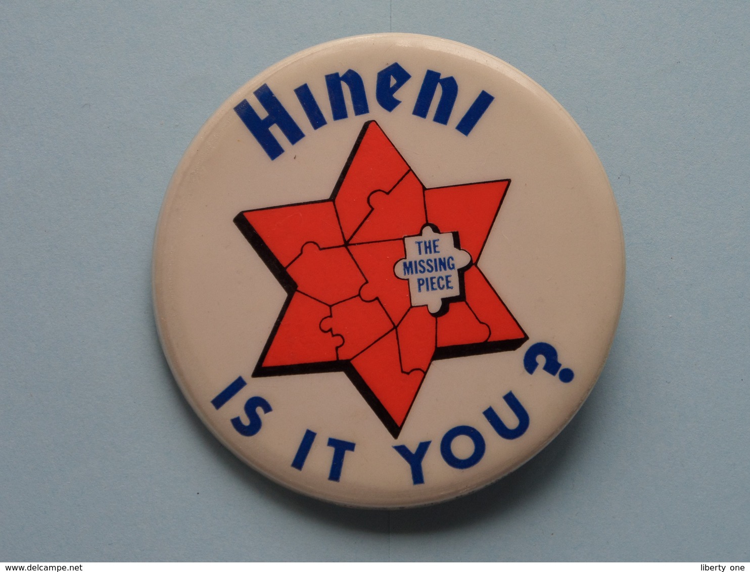 " HINENI - IS IT YOU ? The Missing Piece - Old BUTTON ( From The '60 / '70 ) Edit. > U.S.A. ( +/- 6 Cm. ) See Detail ! - Non Classés