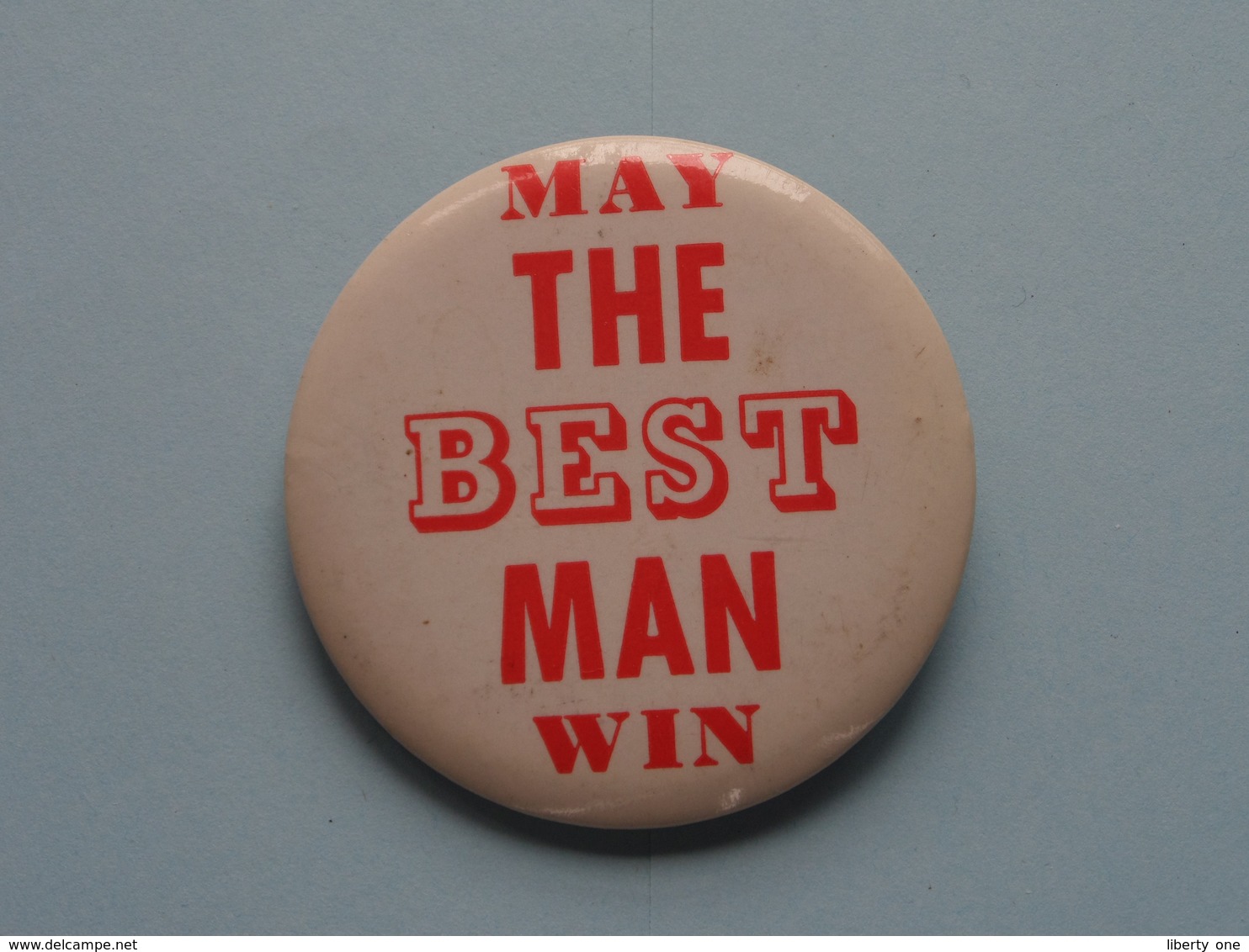 May THE BEST MAN Win ( In Red ) Old BUTTON ( From The '60 / '70 ) Edit. > U.S.A. ( +/- 5,5 Cm. ) See Detail ! - Ohne Zuordnung