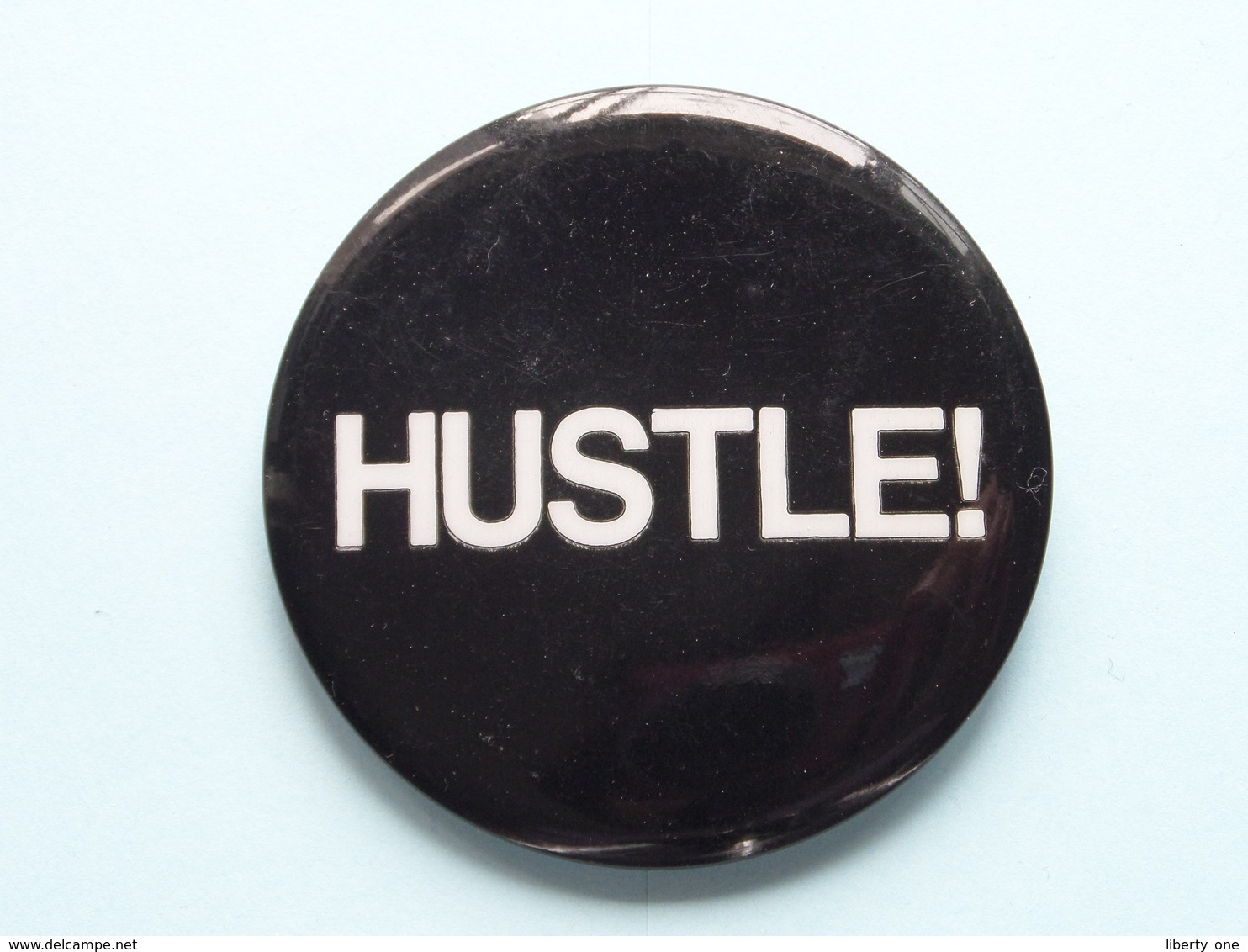 " HUSTLE " - Old BUTTON ( From The '60 / '70 ) Edit. > U.S.A. ( +/- 6 Cm. ) See Detail ! - Ohne Zuordnung