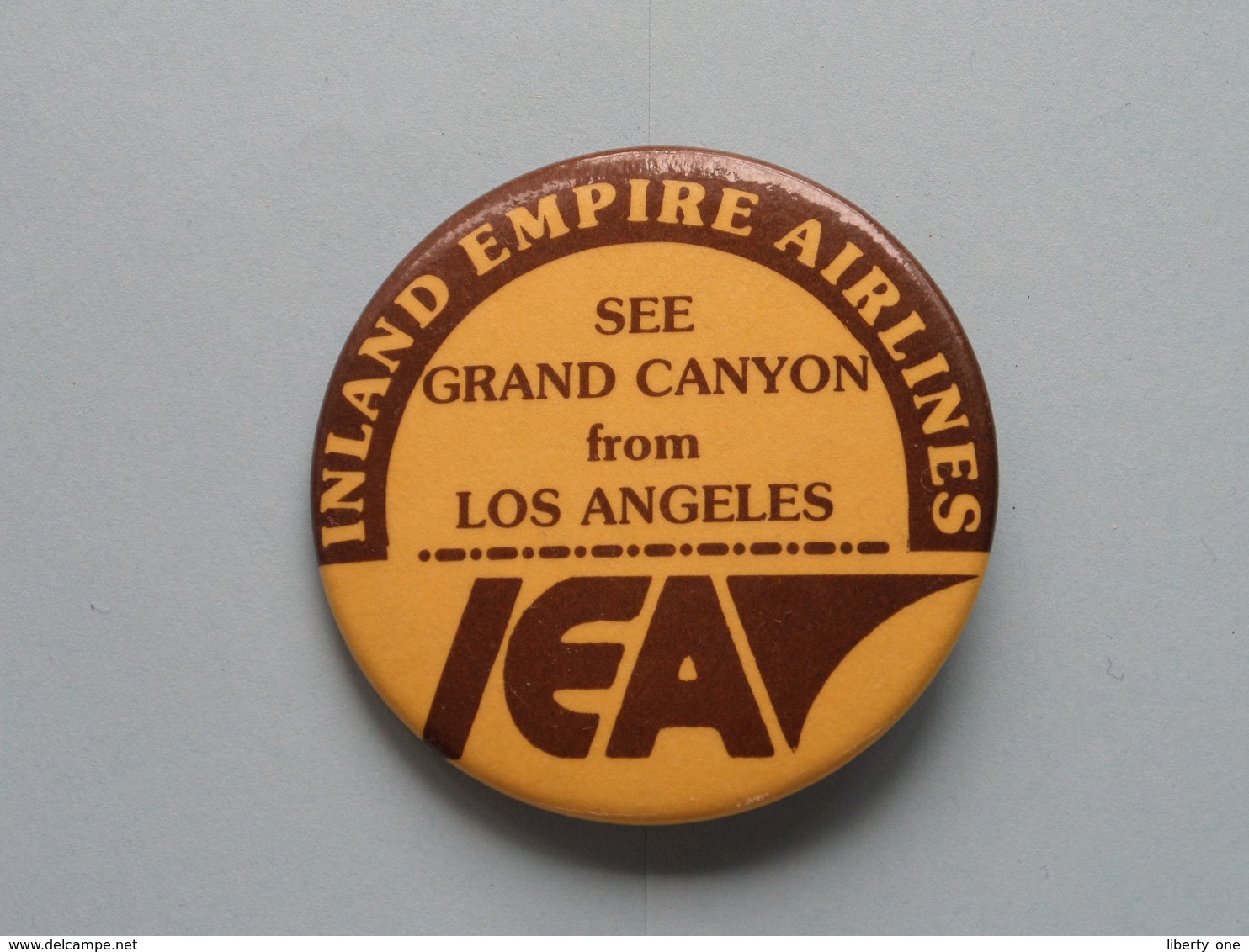 " IEA " Inland Empire Airlines / Los Angeles - Old BUTTON ( From The '60 / '70 ) Edit. > U.S.A. ( +/- 5 Cm. ) ! - Non Classés
