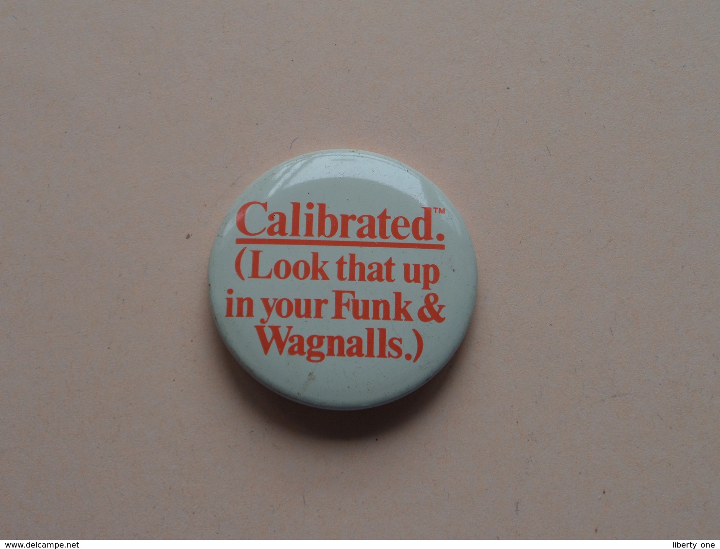 CALIBRATED ( Look That Up In Your Funk & Wagnalls.) - Old BUTTON ( From The '60 / '70 ) Edit. > U.S.A. ( +/- 3,5 Cm. ) ! - Non Classés
