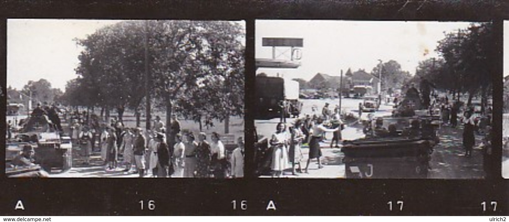 2 Fotos - Deutsche Soldaten Bei Fahrt Durch Stadt - Bevölkerung Am Straßenrand - Panzer LKW - 2. WK - 8*3,5cm (36309) - Krieg, Militär