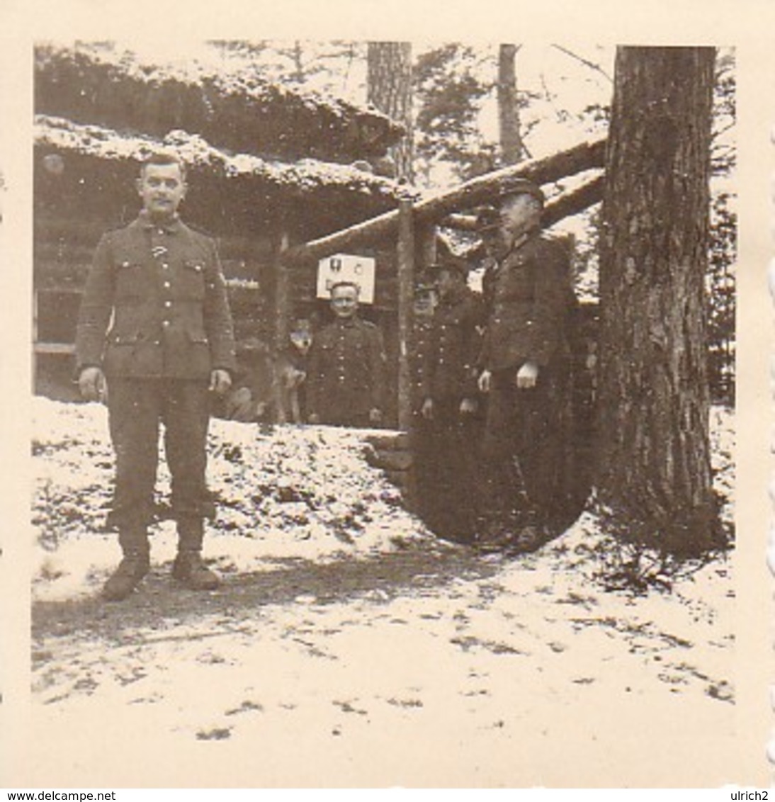 Foto  Deutsche Soldaten Vor Unterstand Im Wald Im Winter - 2. WK - 5,5*5,5cm (36310) - Krieg, Militär