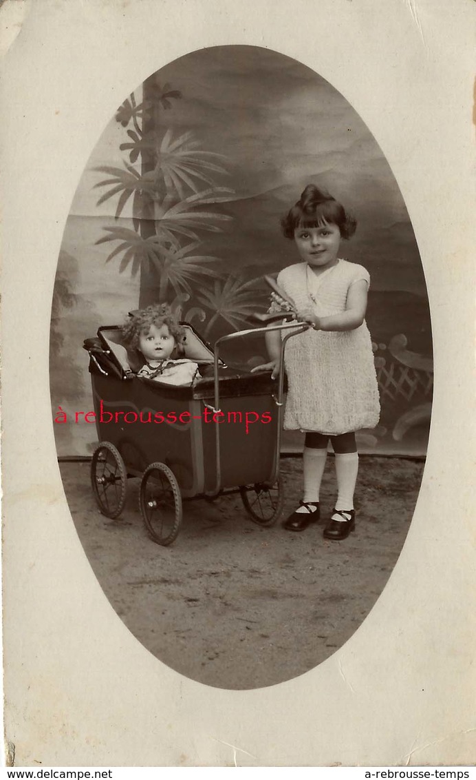 Carte Photo-années 20-petite Fille Et Sa Poupée Dans Une Poussette-puppe-doll-1er Mai (muguet Dans Sa Main) - Personas Anónimos