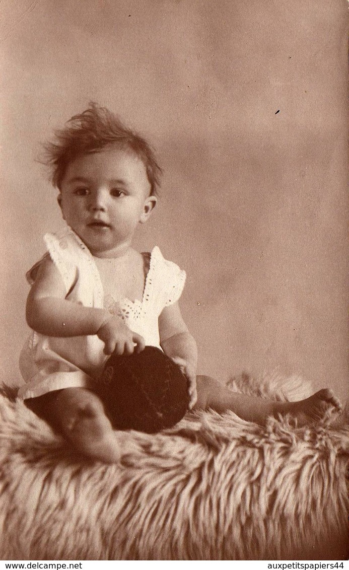 Carte Photo Originale Portrait Du Bébé Dellev Richter à La Balle De Cuir Sur Peau De Mouton à Noël 1920 - Foto Meyer - Personnes Anonymes