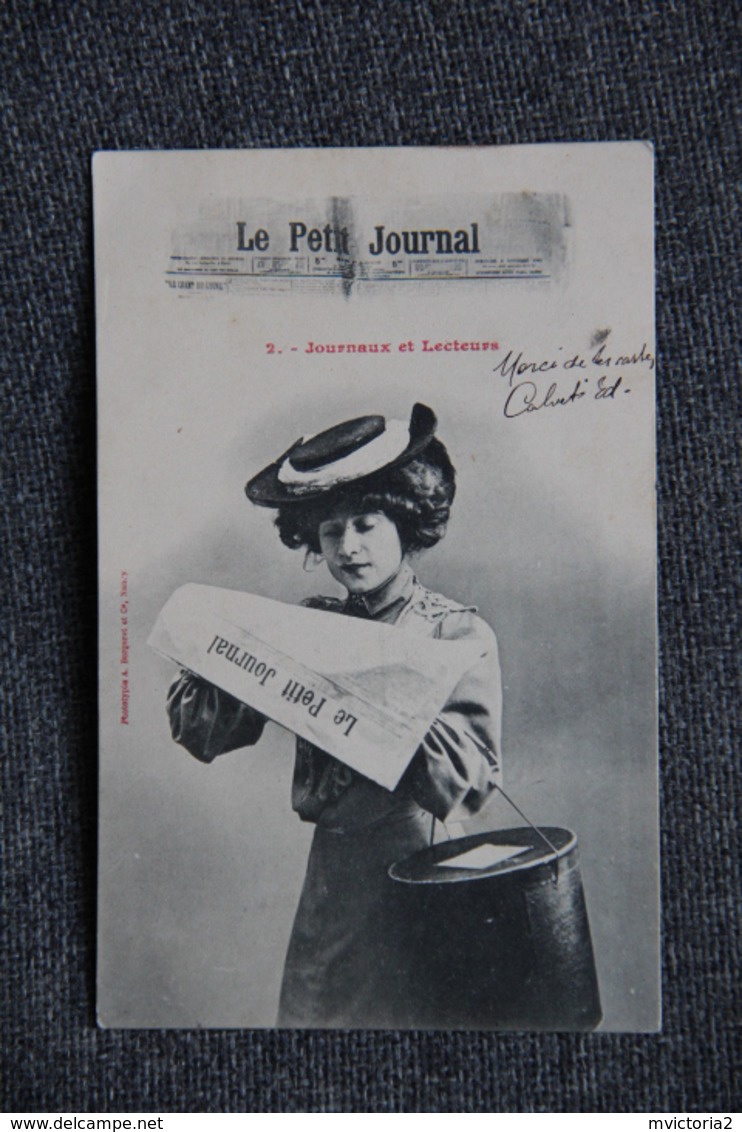 Femme Lisant Le Journal - Femmes