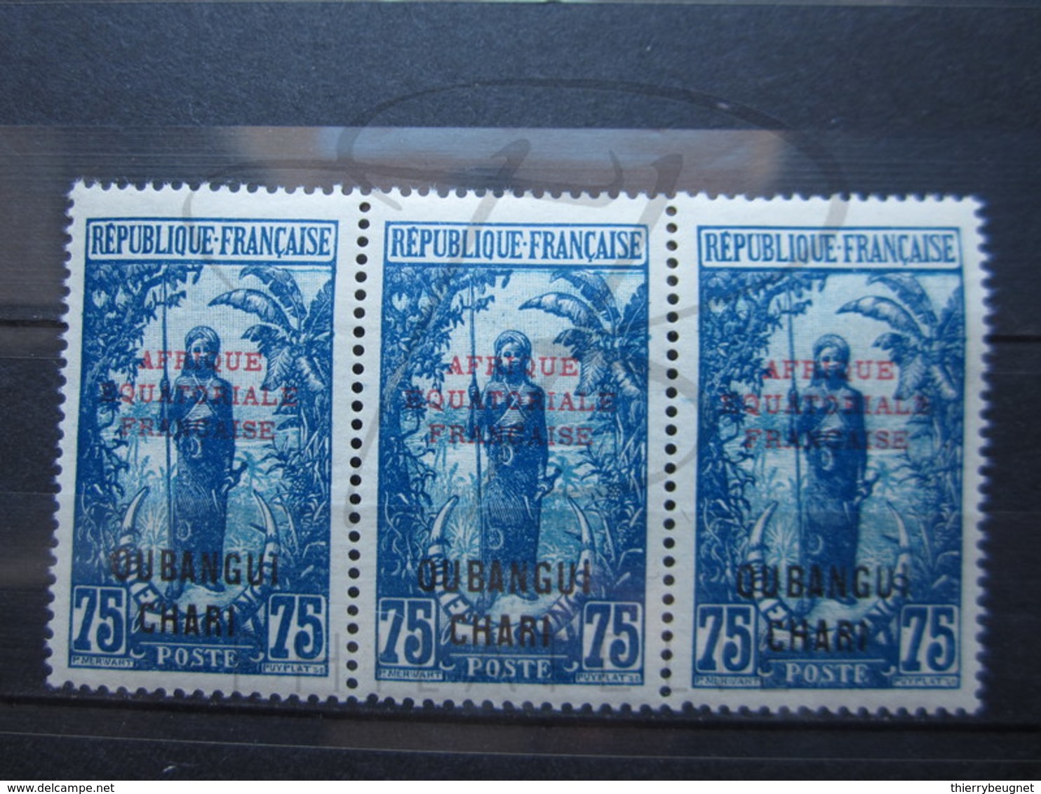 VEND BEAUX TIMBRES D ' OUBANGUI N° 66 EN BANDE DE 3 , XX !!! - Neufs