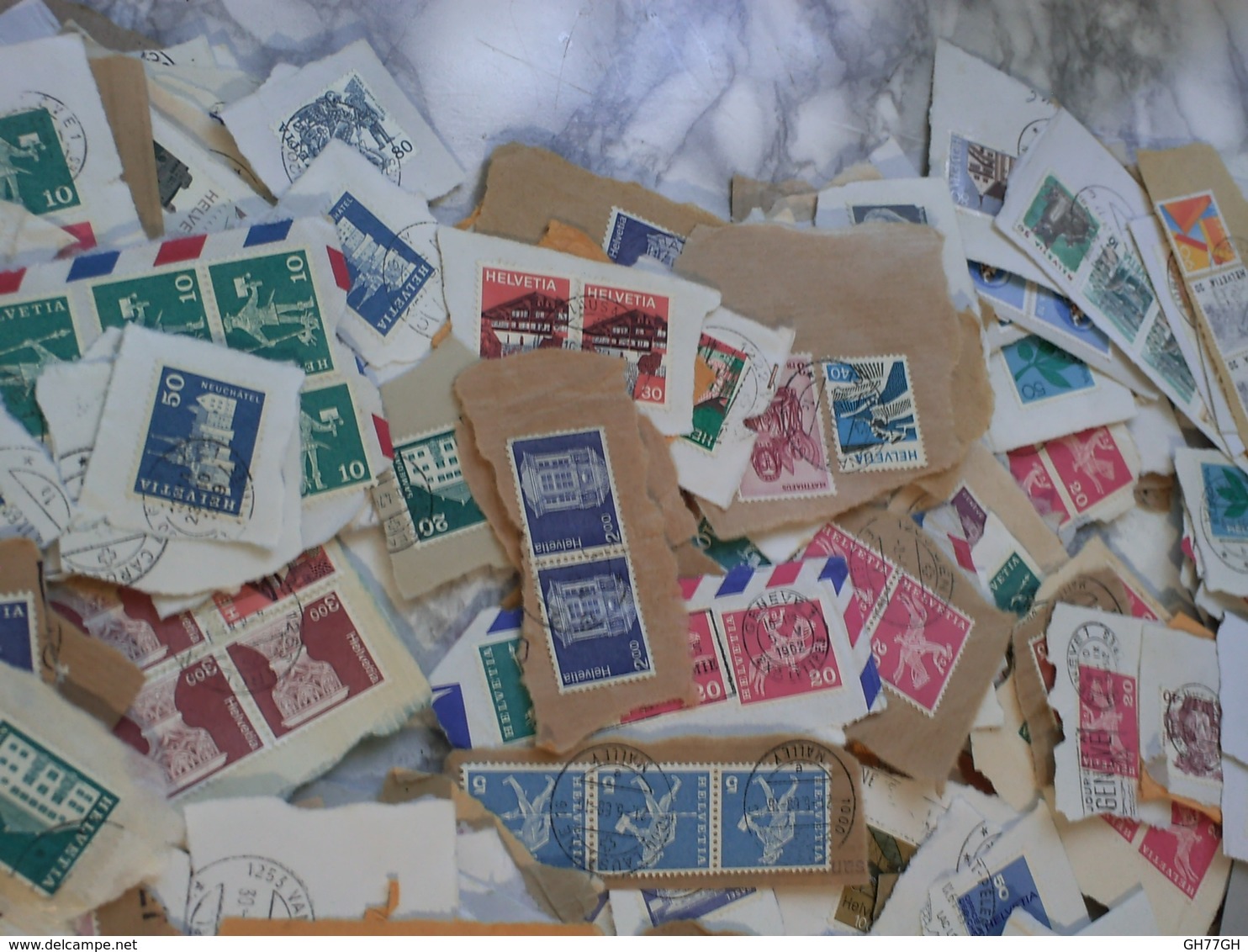 Lot de timbres SUISSE -SWITZERLAND sur découpes d'enveloppes (400g>1000qtés)