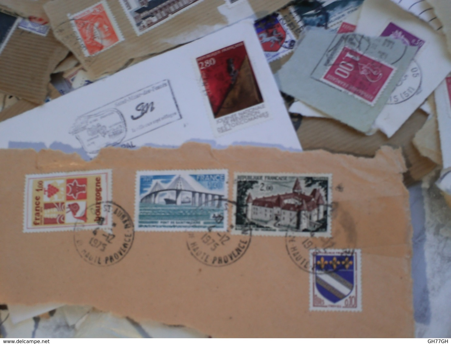Lot de timbres FRANCE sur découpes d'enveloppes (140g 300/400qtés)