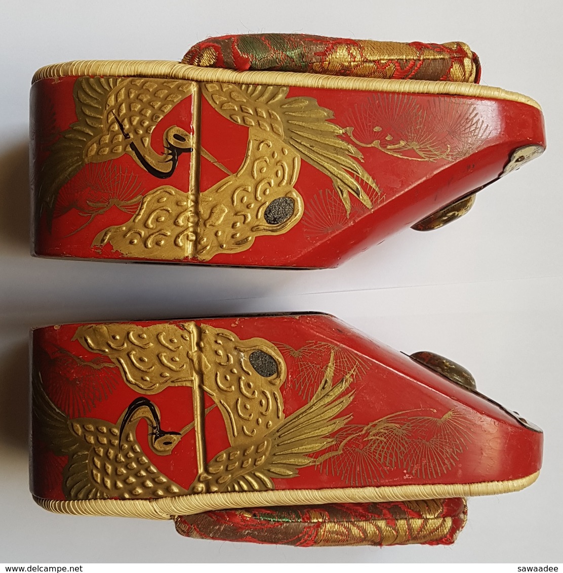 CHAUSSURES - ENFANT - JAPON - GETA - GHEISHA - BOIS - TISSU - METAL - PAILLE - ANNEE 50 - MOTIF : OISEAU GRUE - Art Asiatique