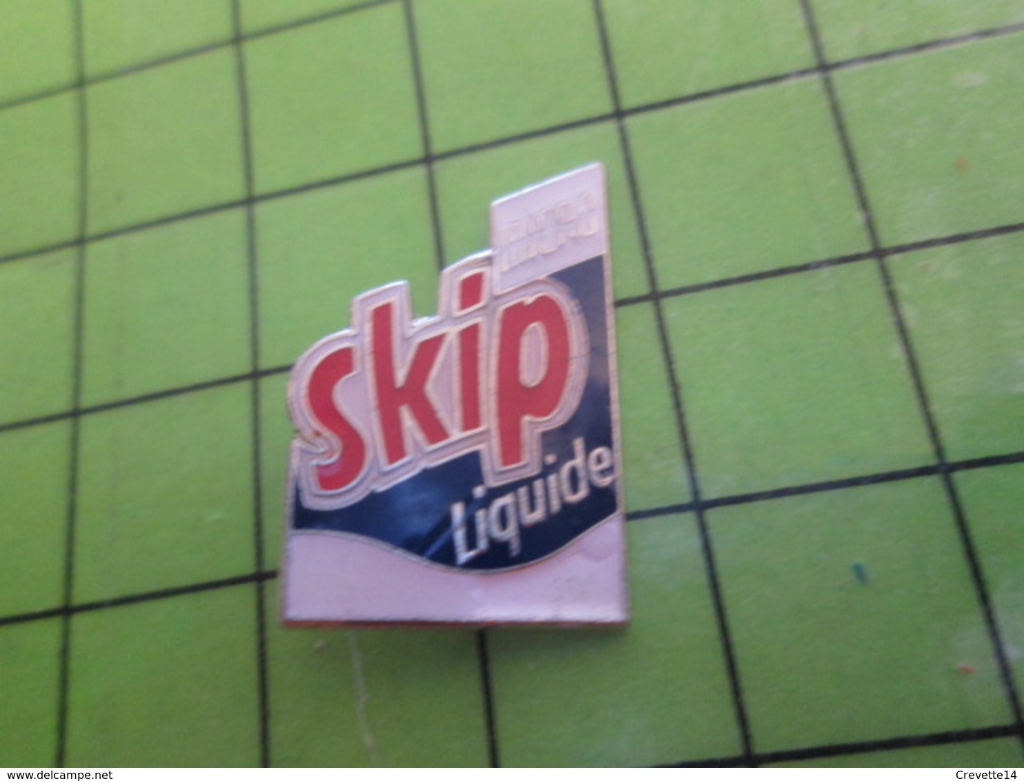 918C Pin's Pins / Rare Et De Belle Qualité / THEME MARQUES / LESSIVE SKIP LIQUIDE - Trademarks