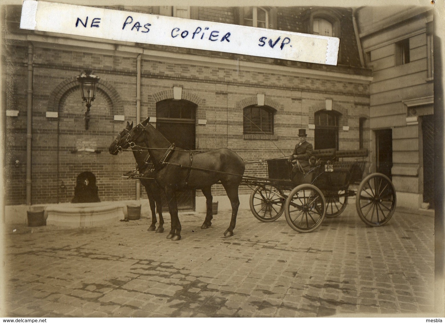 - Grande Photo - Attelage Voiture Avec 2 Chevaux Et Un Cocher - Autres & Non Classés