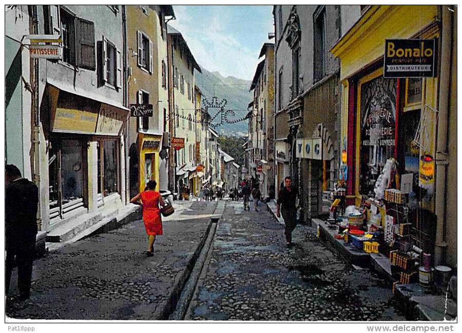 05 - BRIANCON :  Rue Commerçante Et Piétonne De La Vieille Ville ( Animation ) CPSM Colorisée GF - Hautes Alpes - Briancon