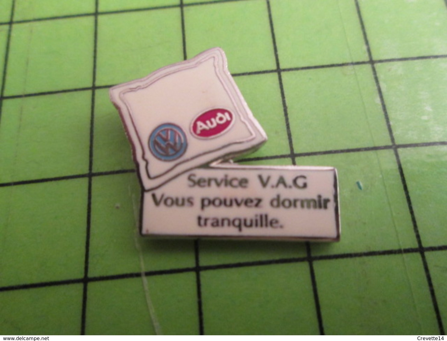 1218a Pin's Pins / Rare Et De Belle Qualité / AUTOMOBILE / OREILLER VW AUDI SERVICE VAG VOUS POUVEZ DORMIR TRANQUILLE - Audi