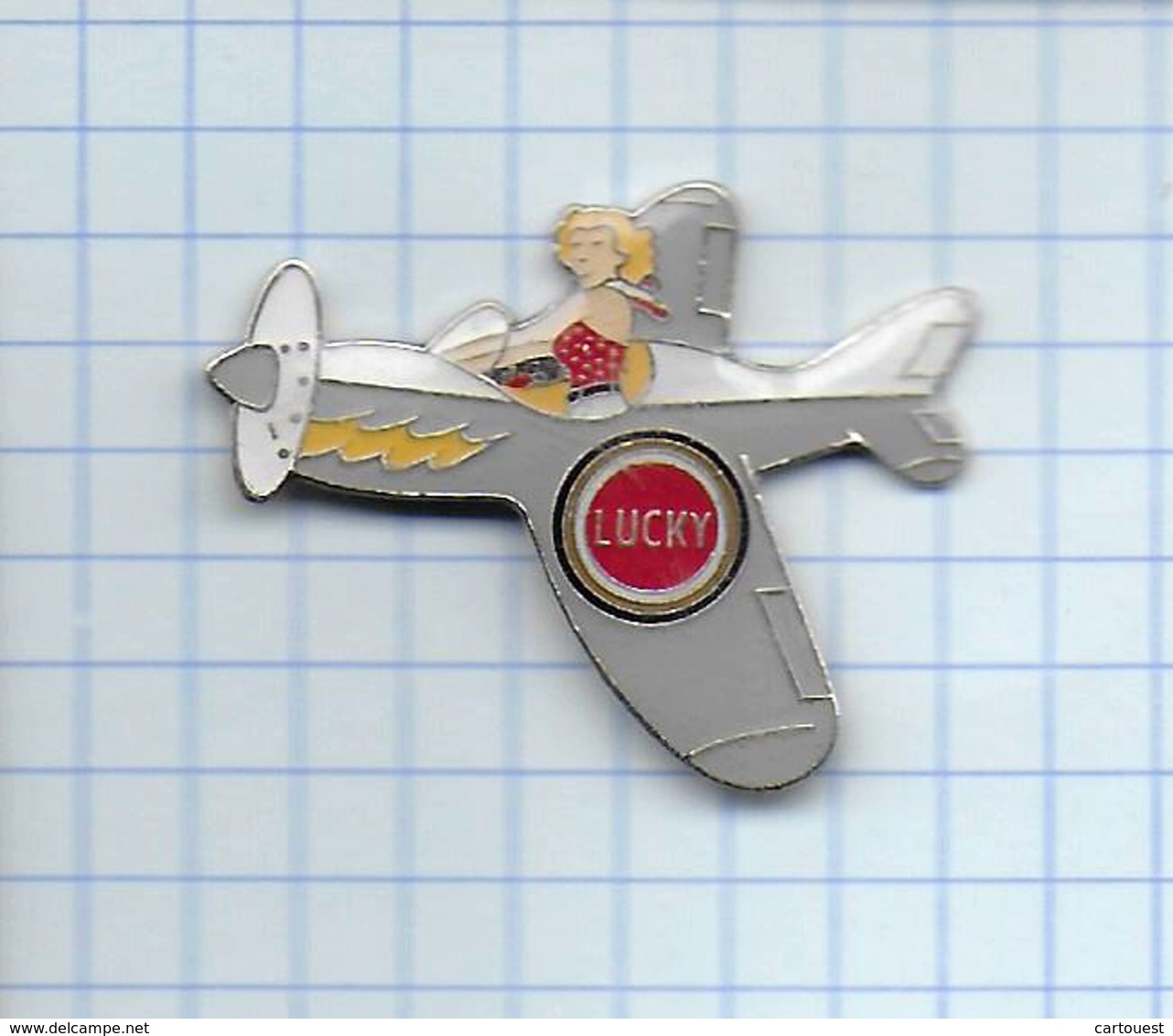 Pin's Pins / THEME MARQUES - AVION PIN UP LUCKY - CIGARETTE Lucky Strike - TABAC - Marques