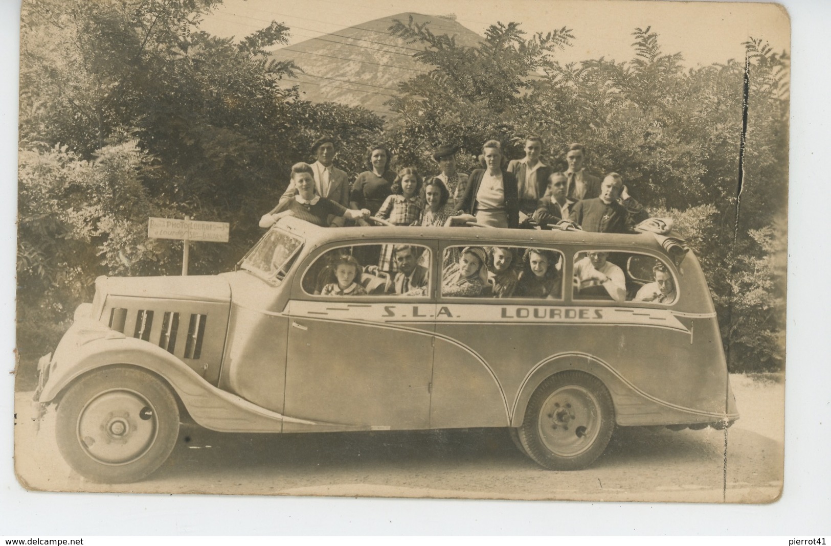 AUTOMOBILES - LOURDES - Belle Carte Photo Touristes Dans Autocar D'excursion - Bus & Autocars