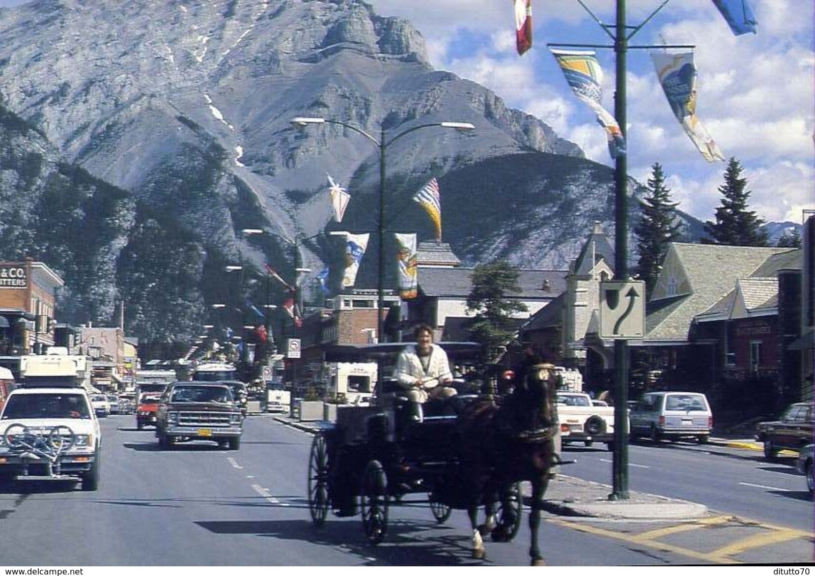 Banff Avenue - Downtown Bandd Is A Busy Place On A Summer Afternoon - Calgary - Canada - Formato Grande Viaggiata – E 7 - Non Classificati