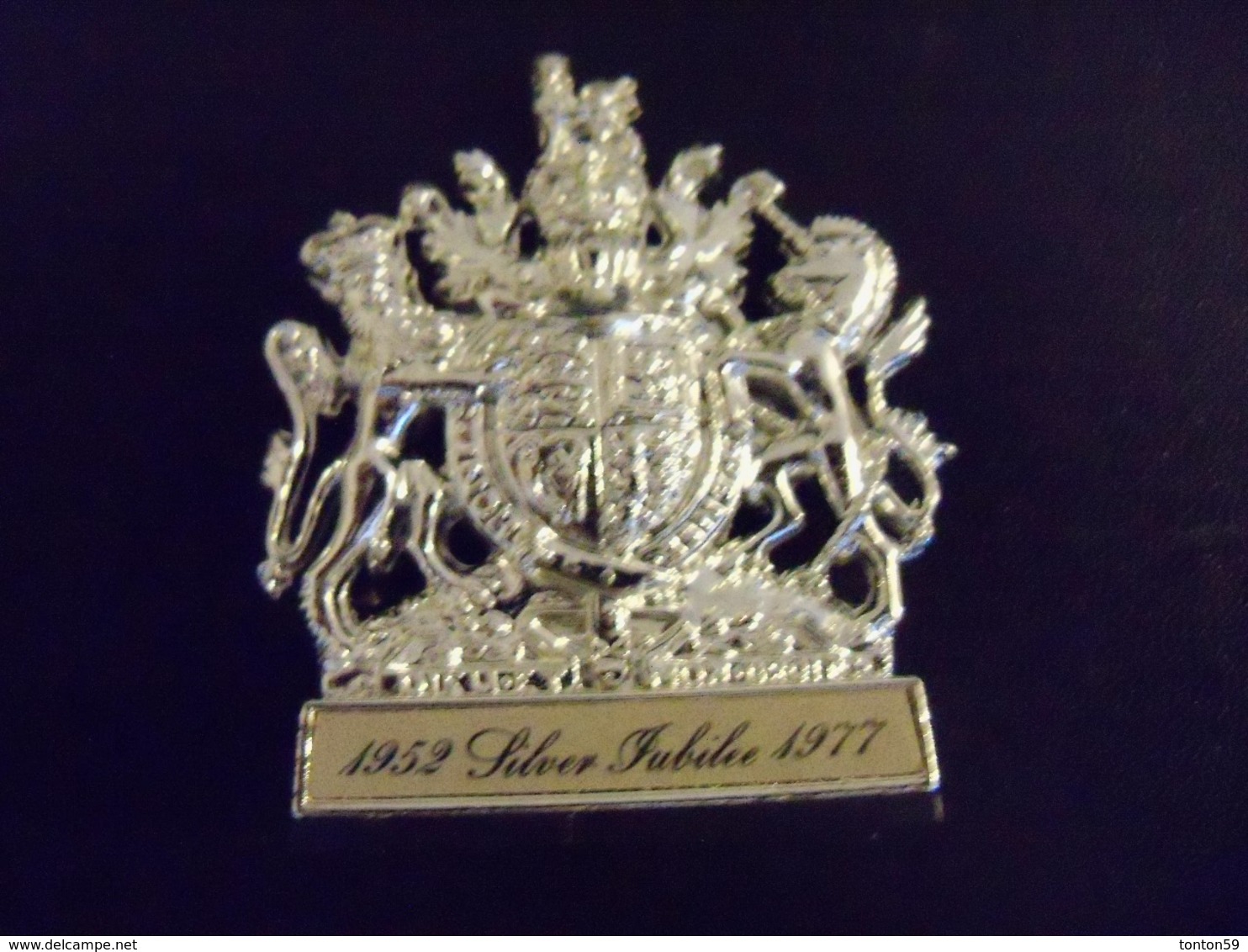 Souvenir Silver Jubilee Elisabeth II 1952-1977 Matchbox Britain Métal Figurine - Andere & Zonder Classificatie