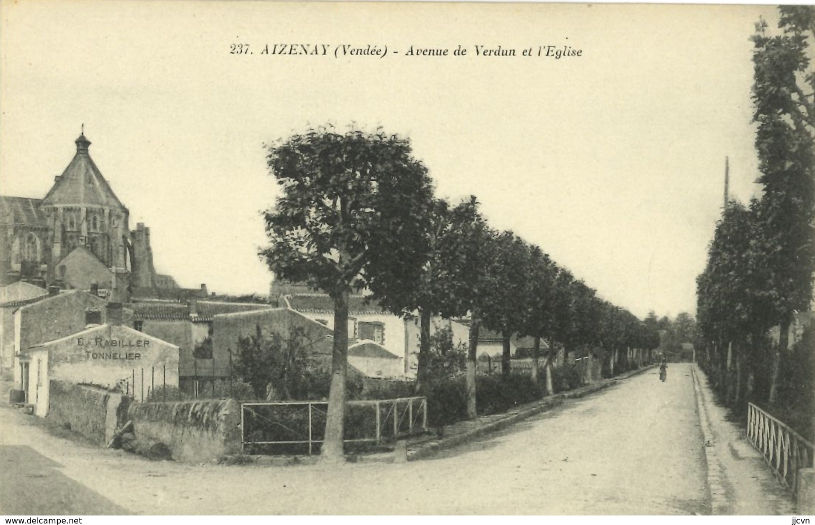 85 - Aizenay - Avenue De Verdun Et L' Eglise - Aizenay