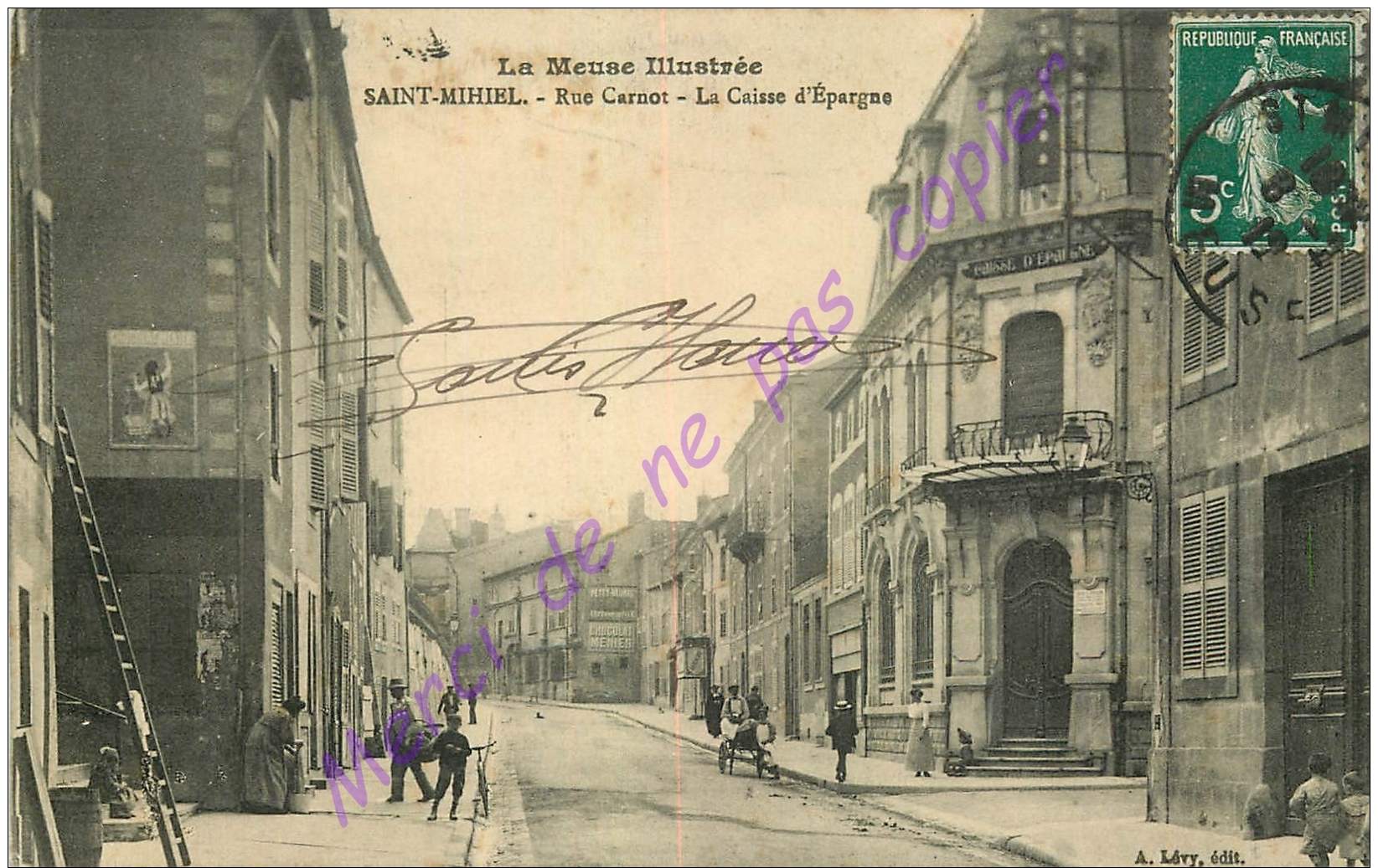 55. SAINT MIHIEL . Rue Carnot . La Caisse D'Epargne .  CPA Animée . - Saint Mihiel