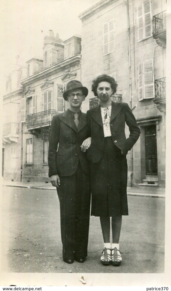 PHoto D'un Couple Coquet Devant Un Bel Immeuble à Identifier Le 14 Juillet 1941 - Places