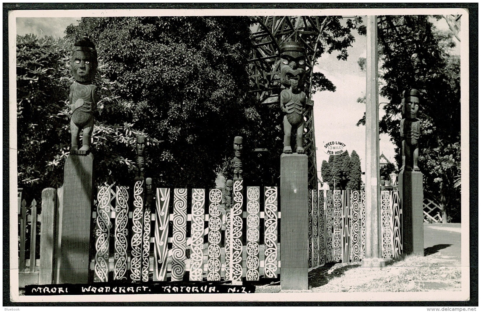 RB 1222 - Real Photo Ethnic Postcard - Maori Woodcraft - Rotorua New Zealand - Nouvelle-Zélande