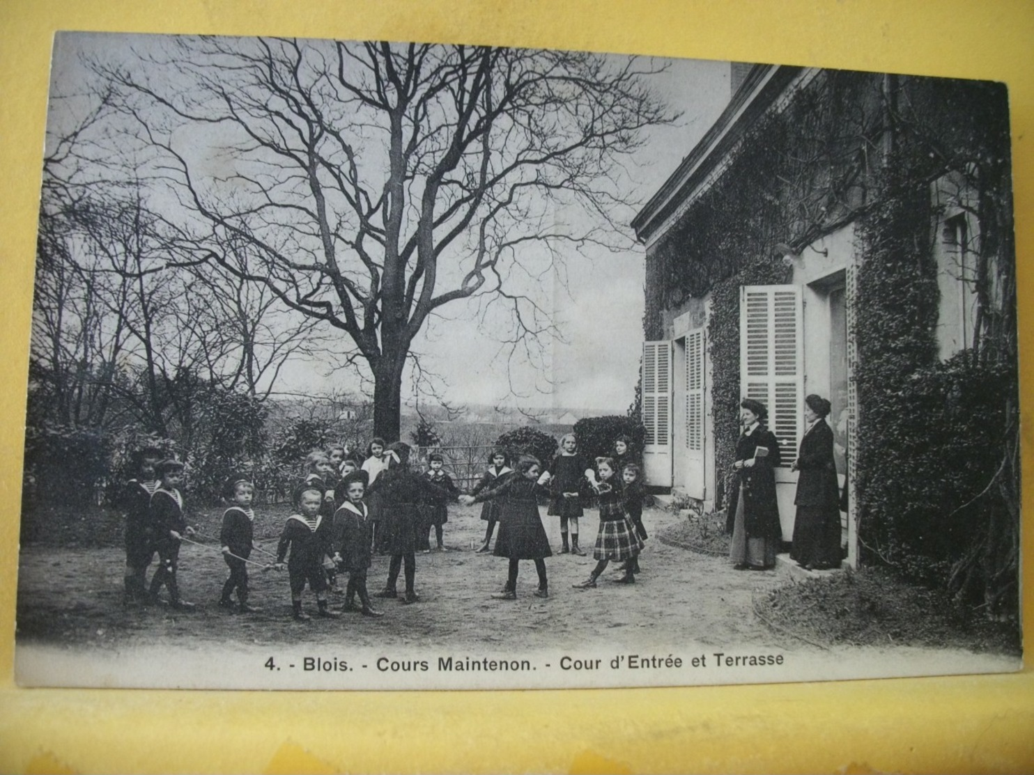 41 1092 RARE CPA. 41 BLOIS. COURS MAINTENON. COUR D'ENTREE ET TERRASSE. - ANIMATION - Blois