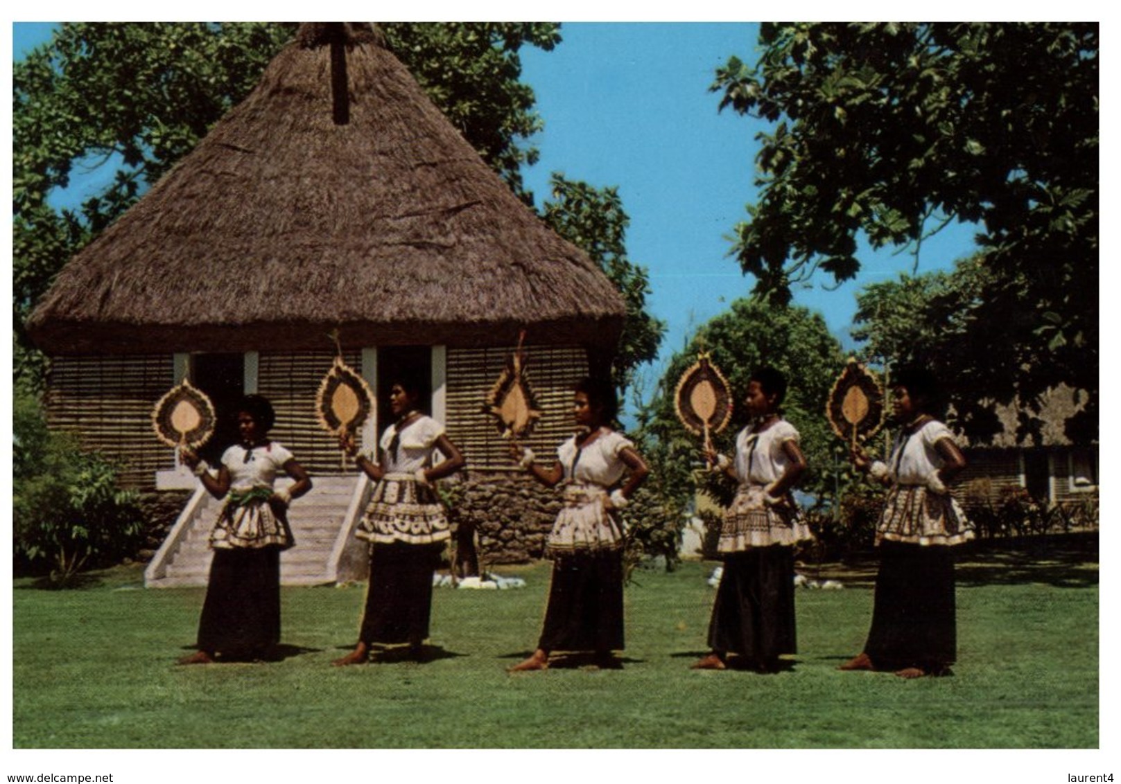 (226) Solomon Islands - The Seasea / Dancers (with 12 Cent Stamp And Postmark At Back Of Card) - Salomon