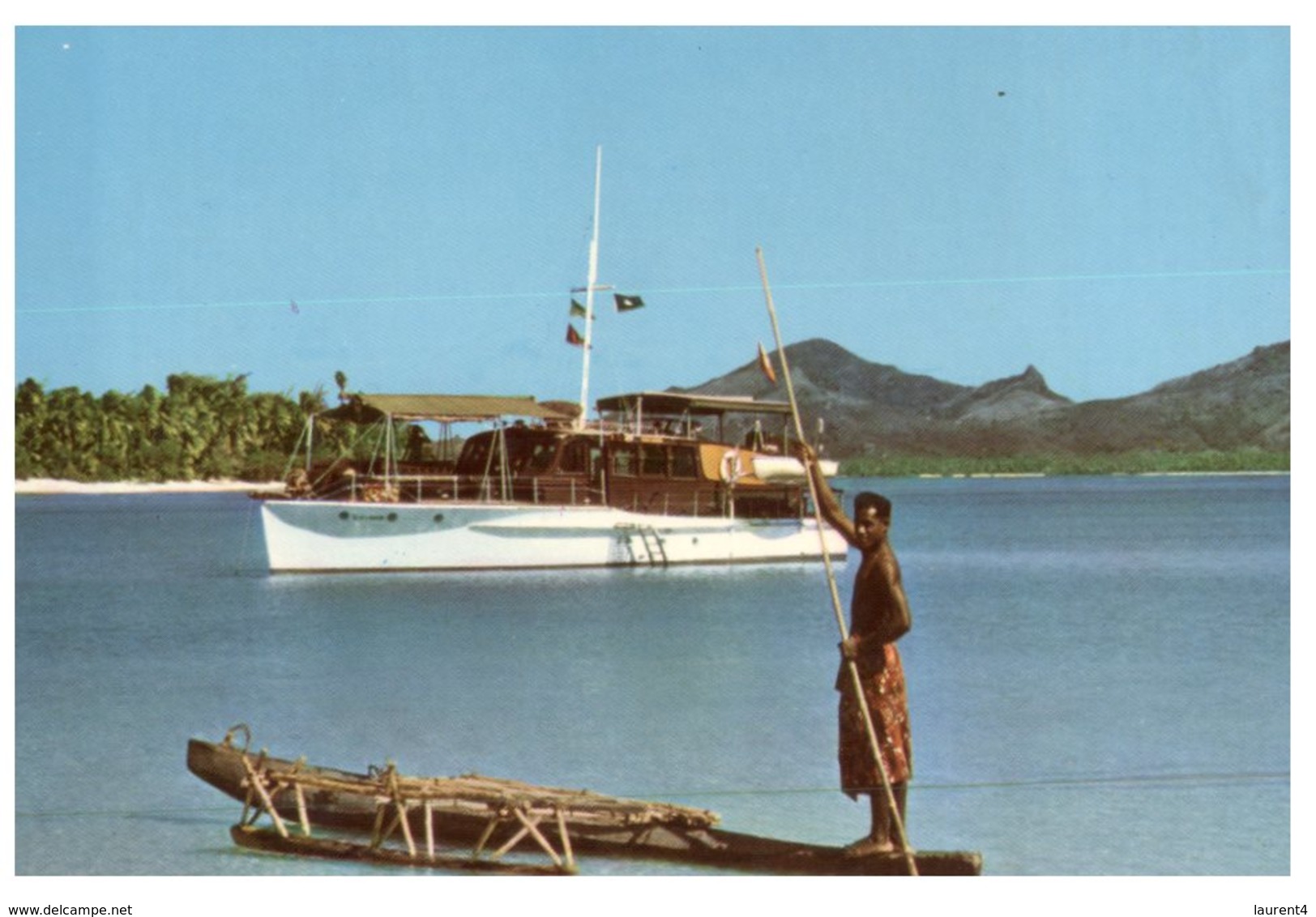 (226) Solomon Islands - The Blue Lagoon / Men In Native Ship & Boat (with 12 Cent Stamp And Postmark At Back Of Card) - Solomon Islands