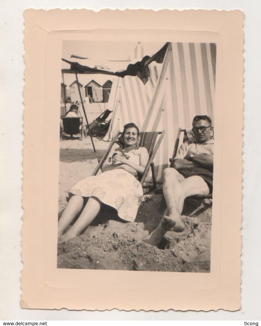 PHOTOGRAPHIE ANCIENNE - SUR LA PLAGE, COUPLE,  CABINES DE BAINS,  TENTE - VOIR LE SCANNER - Anonyme Personen