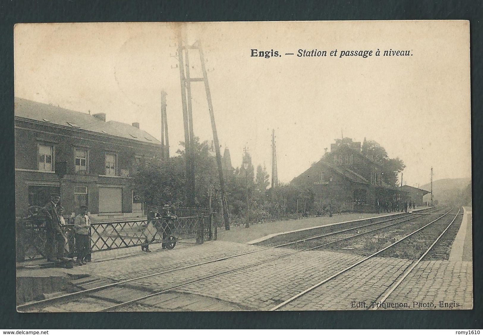 ENGIS. Station, Passage à Niveau, Gare, Chemin De Fer. Animée,  Rare. Voir Les 3 Scans. - Engis