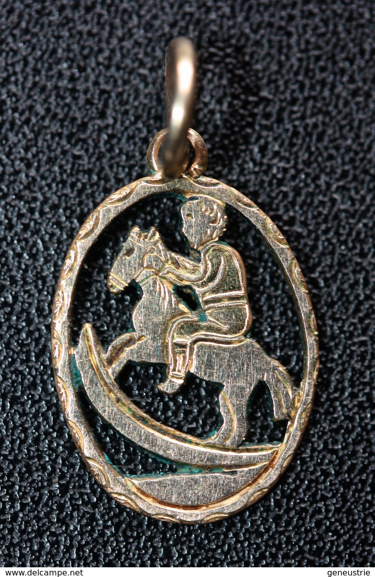 Charmante Médaille Pendentif Début XXe Plaqué Or "Petit Garçon Sur Un Cheval De Bois" Jouet Enfant - Pendentifs