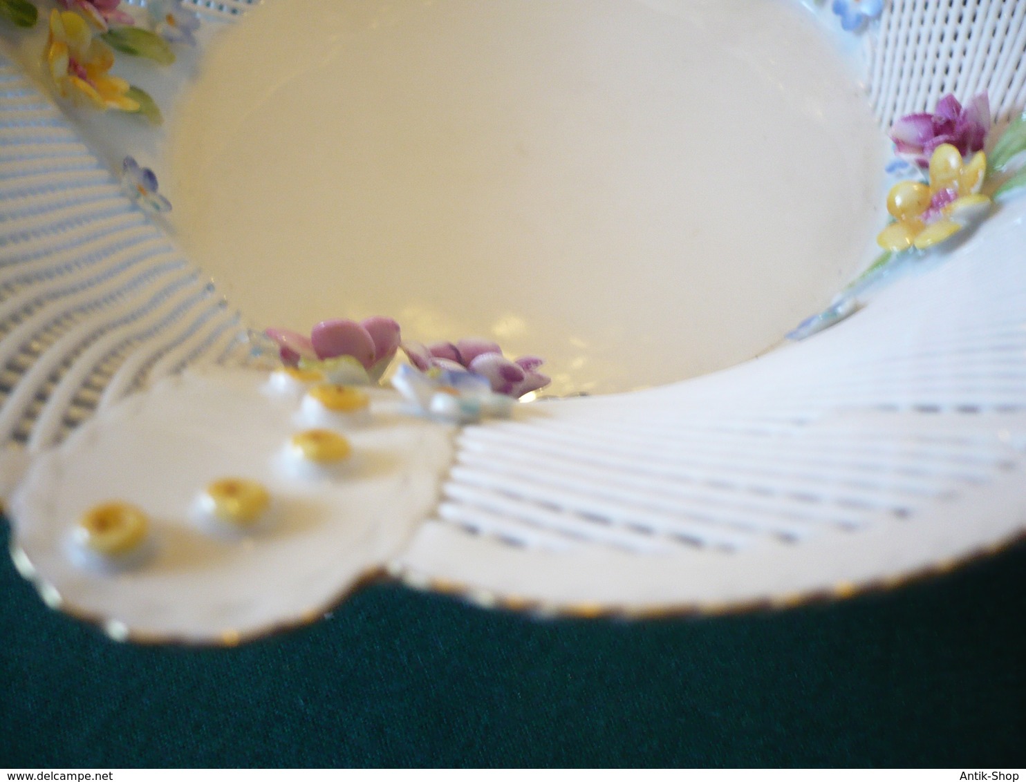 Porzellan - feiner Flechtkorb mit aufgesetzten Blüten  (574) Preis reduziert