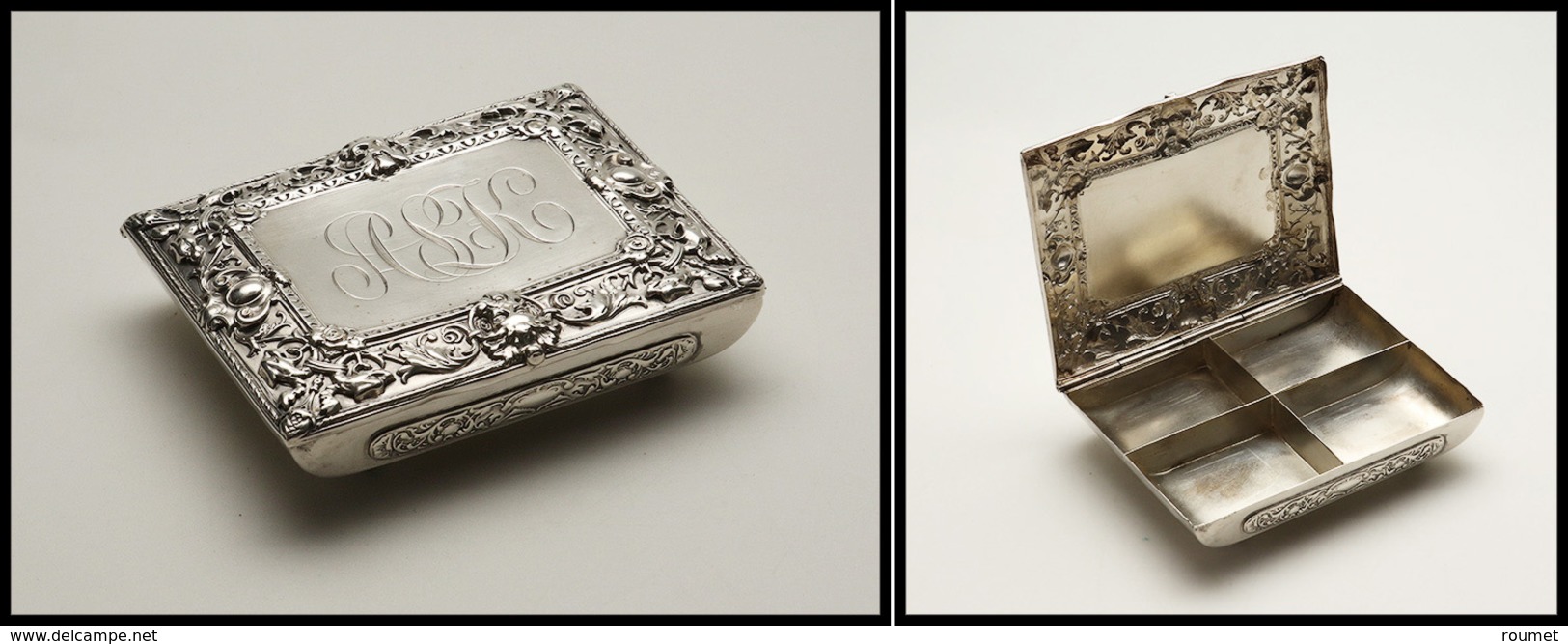 Boîte En Argent à Fin Décor En Relief Et Monogramme Sur Couvercle, Poinçons, 4 Comp., 90x70x20mm, Superbe Et 1e Pièce Vu - Stamp Boxes