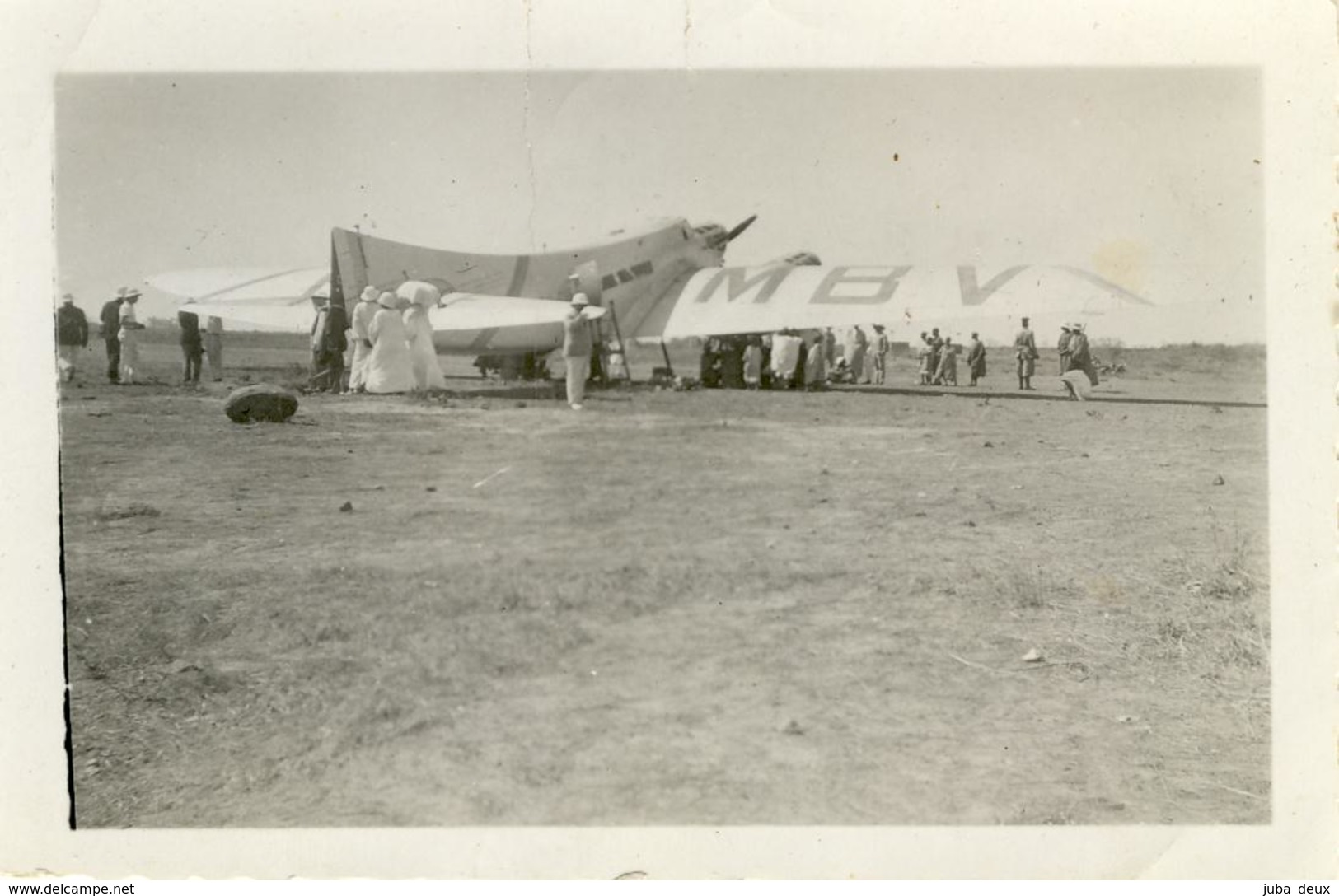 MERMOZ , à Dakar .   L'avion ARC EN CIEL Au Sol  .   SUPERBE Et RARE . Belle Animation , Ombrelle , Casques Coloniaux ! - Aviation